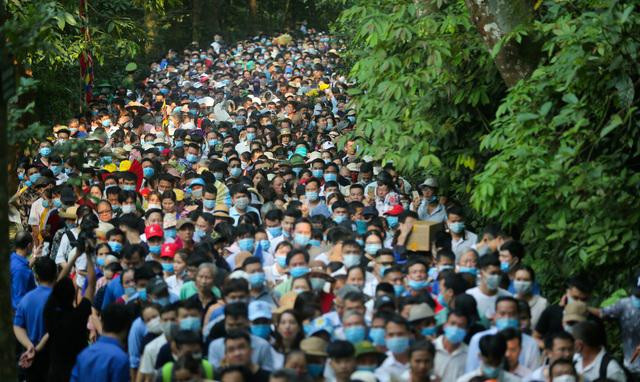 Biển người đổ về lễ hội Đền Hùng trong ngày Quốc giỗ Biển người đổ về lễ hội Đền Hùng trong ngày Quốc giỗ