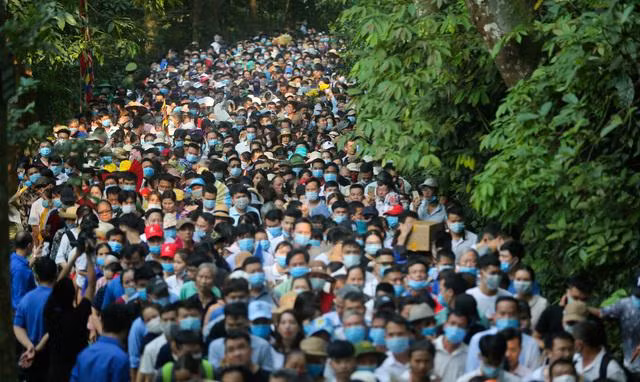 Biển người đổ về lễ hội Đền Hùng trong ngày Quốc giỗ