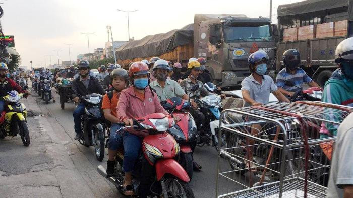 Dòng xe cộ ken đặc trên QL51 đoạn qua TP Biên Hòa