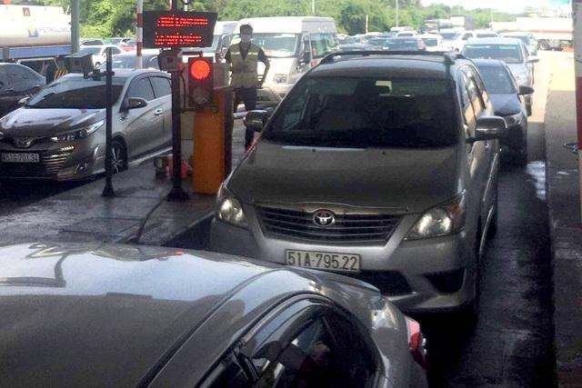 Dù kẹt xe kéo dài hơn 2 km và CSGT nhiều lần yêu cầu xả trạm nhưng cán bộ Trạm thu phí Long Phước vẫn không chấp hành. Dù kẹt xe kéo dài hơn 2 km và CSGT nhiều lần yêu cầu xả trạm nhưng cán bộ Trạm thu phí Long Phước vẫn không chấp hành.