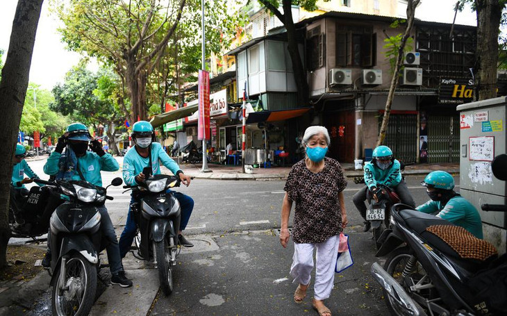 Nhiều shipper chọn cách nghỉ sớm thay vì nhận đơn rồi phải chịu cảnh chen chúc, chờ đợi.