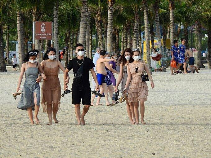 Quảng Ninh yêu cầu không tụ tập từ 5 người trở lên tại công viên, vườn hoa, bãi biển và mọi địa điểm công cộng khác