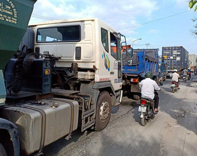 Tuyến đường Mỹ Phước Tân Vạn thường xuyên ùn tắc giao thông nhiều giờ liền