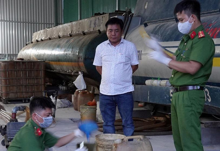 Ông Nguyễn Huy Đạt chứng kiến cơ quan điều tra thu giữ tang vật