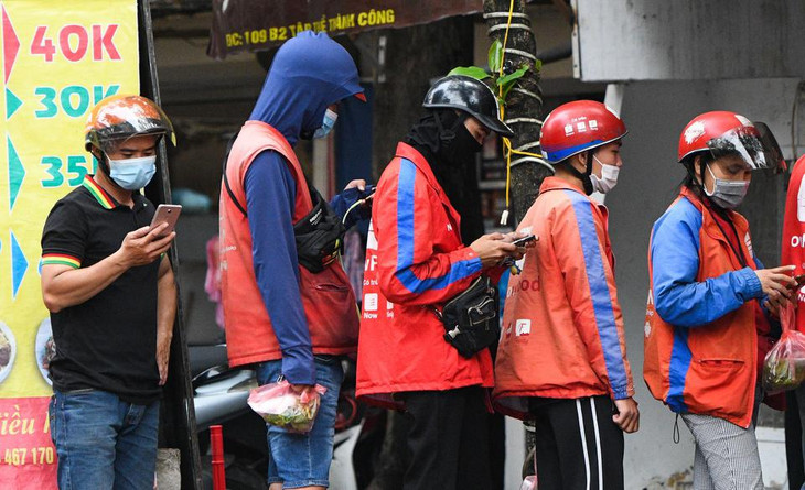 Các tài xế xếp hàng, không xảy ra tình trạng chen chúc tại một quán bún trong khu tập thể Thành Công. Tuy nhiên khoảng cách đứng rất gần, một số người đeo khẩu trang không đúng cách.