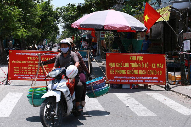 Chốt kiểm soát ra vào ở một khu chợ trên địa bàn Đà Nẵng