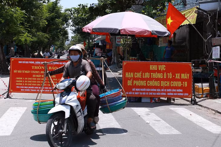 Chốt kiểm soát ra vào ở một khu chợ trên địa bàn Đà Nẵng