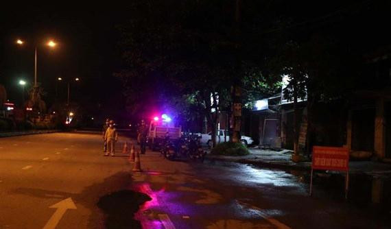 Các chiến sỹ công an trực tại chốt vị trí cuối đường Nguyễn Lương Bằng