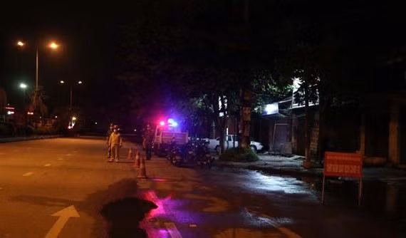 Các chiến sỹ công an trực tại chốt vị trí cuối đường Nguyễn Lương Bằng