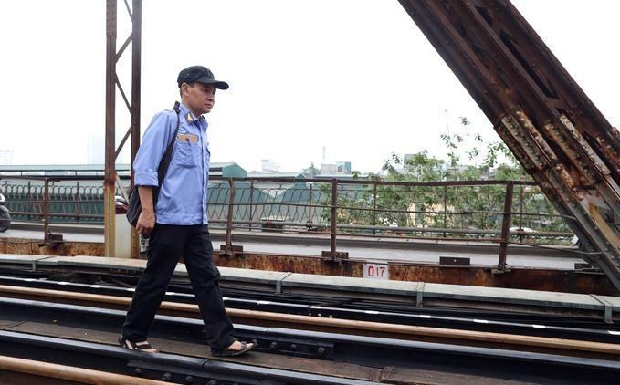 Nhân viên tuần đường sắt trên cầu Long Biên