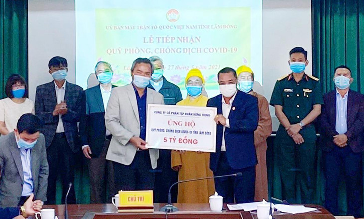 Ông Lê Hồng Việt – Phó Chủ tịch kiêm Phó Tổng Giám đốc Tập đoàn Hưng Thịnh (bên phải) trao tặng 5 tỷ đồng cho Quỹ phòng, chống Covid-19 tỉnh Lâm Đồng