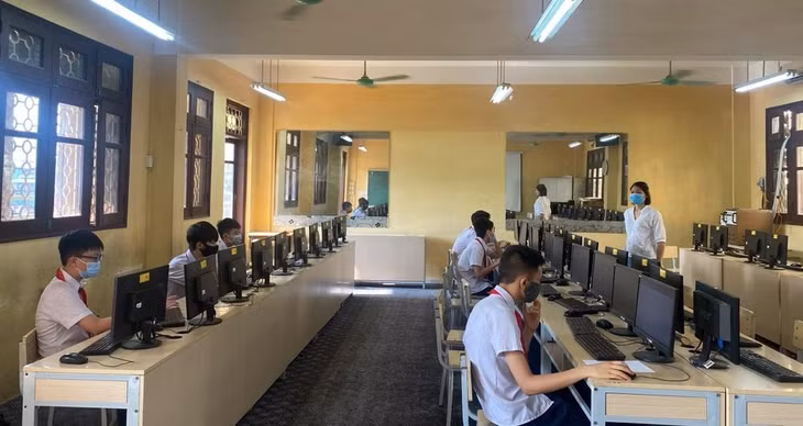 Một số học sinh không đảm bảo thiết bị nên đến trường để làm bài kiểm tra trực tuyến Một số học sinh không đảm bảo thiết bị nên đến trường để làm bài kiểm tra trực tuyến