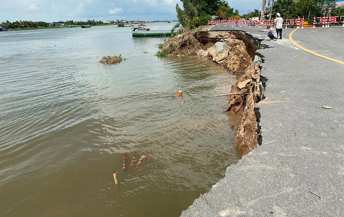 Hiện trường vụ sạt lở hàng chục m tại Quốc lộ 91 tại huyện Châu Phú, tỉnh An Giang xuống sông Hậu