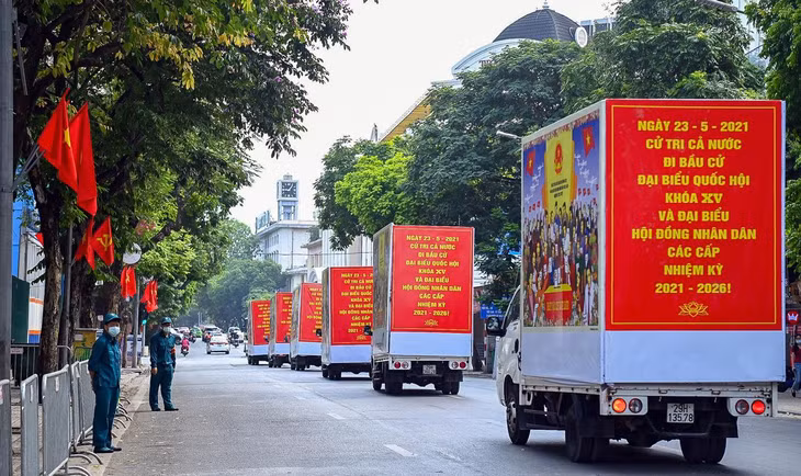 Đoàn xe tuyên truyền, cổ động hoạt động liên tục khắp các tuyến phố trung tâm thủ đô những ngày qua.