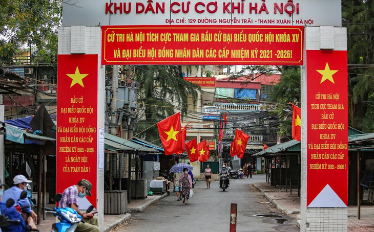 Cờ treo đỏ khắp từ phố lớn tới các con ngõ nhỏ. Cờ treo đỏ khắp từ phố lớn tới các con ngõ nhỏ.