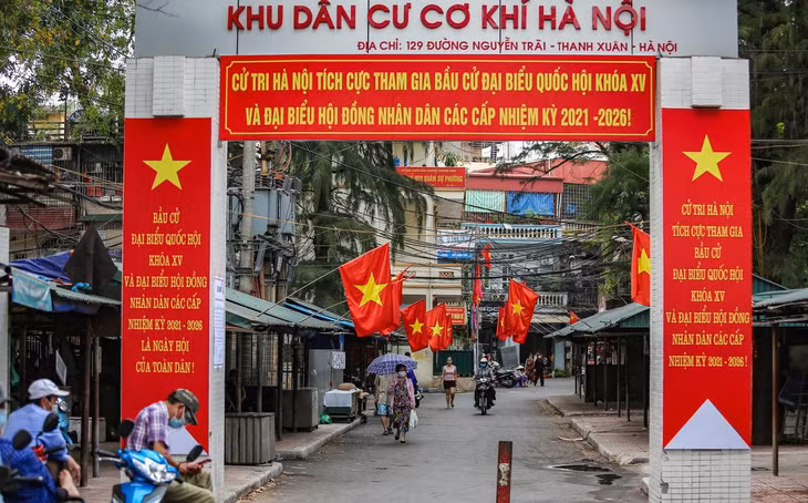 Cờ treo đỏ khắp từ phố lớn tới các con ngõ nhỏ.