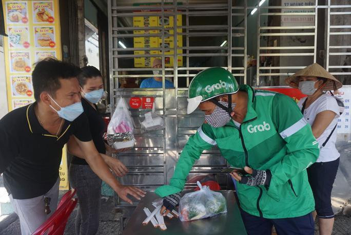 Đà Nẵng cho phép xe taxi, GrabCar, GrabBike và shipper hoạt động trở lại nhưng phải có kết quả xét nghiệm lần 1 âm tính với SARS-CoV-2