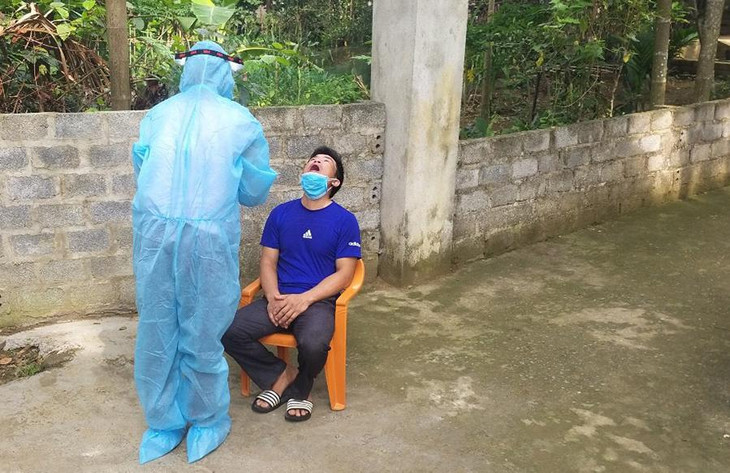 Cơ quan y tế lấy mẫu những trường hợp tiếp xúc gần với &quot;bệnh nhân 4694&quot; ở huyện Ngọc Lặc