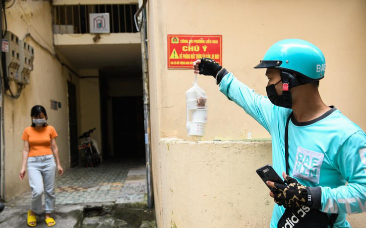 Buổi trưa nay cũng là một ngày làm việc vất vả của anh Nguyễn Hải, khi một loạt các quán ăn đóng cửa, lượng khách đặt hàng tăng lên. Anh cho biết để tránh tiếp xúc, nhiều khách hàng chọn thanh toán trước và chỉ việc nhận hàng. Vậy nên anh cũng đặt đồ ăn rồi lùi ra xa để khách lấy hàng cho thuận tiện.