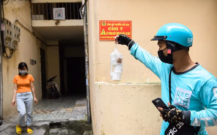 Buổi trưa nay cũng là một ngày làm việc vất vả của anh Nguyễn Hải, khi một loạt các quán ăn đóng cửa, lượng khách đặt hàng tăng lên. Anh cho biết để tránh tiếp xúc, nhiều khách hàng chọn thanh toán trước và chỉ việc nhận hàng. Vậy nên anh cũng đặt đồ ăn rồi lùi ra xa để khách lấy hàng cho thuận tiện. Buổi trưa nay cũng là một ngày làm việc vất vả của anh Nguyễn Hải, khi một loạt các quán ăn đóng cửa, lượng khách đặt hàng tăng lên. Anh cho biết để tránh tiếp xúc, nhiều khách hàng chọn thanh toán trước và chỉ việc nhận hàng. Vậy nên anh cũng đặt đồ ăn rồi lùi ra xa để khách lấy hàng cho thuận tiện.