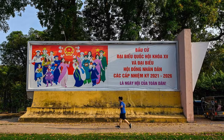 Tấm áp phích cỡ lớn được đặt bên hông công viên Thống Nhất (quận Đống Đa).