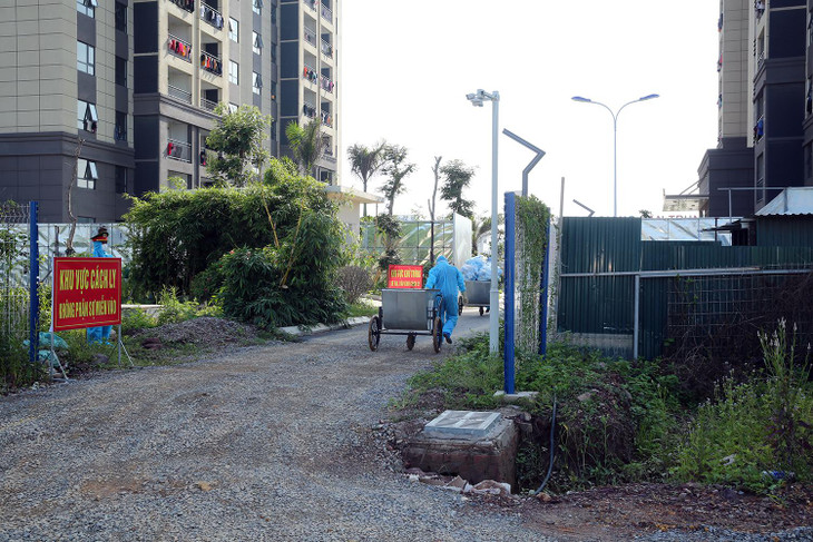 Về tình hình đảm bảo đời sống, sinh hoạt cho công nhân trong khu cách ly tập trung, phong toả, lãnh đạo tỉnh Bắc Giang cho biết, sau 2-3 ngày đầu không chuẩn bị kịp do số công nhân quá lớn, đến nay đã ổn định đời sống của công nhân, người dân trong khu cách ly, phong toả. Ảnh: VGP