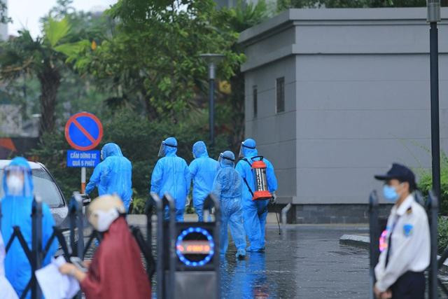 Nhân viên y tế trong trang phục bảo hộ tiến vào khu đô thị Goldmark City để thực hiện công tác phòng, chống dịch.