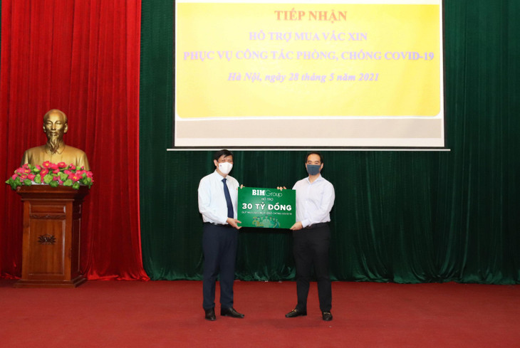 Ông Đoàn Quốc Huy, đại diện Tập đoàn BIM Group, trao 30 tỷ đồng cho Bộ Y tế ủng hộ Quỹ vaccine phòng chống Covid-19