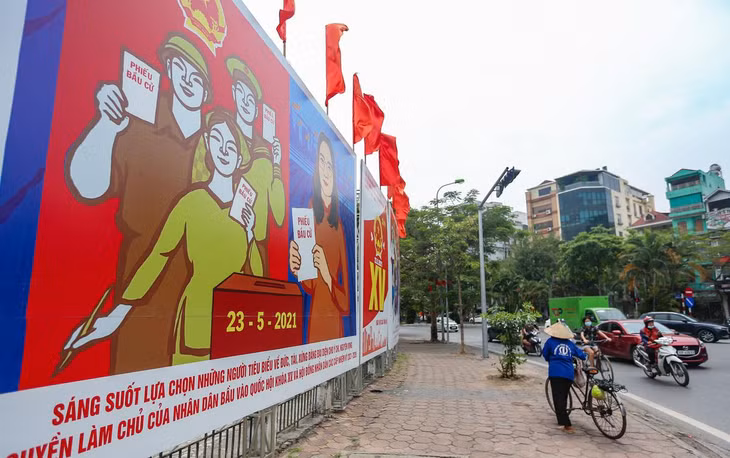 Ngày 23/5, người dân cả nước tham gia cuộc bầu cử đại biểu Quốc hội khóa XV và đại biểu HĐND các cấp, nhiệm kỳ 2021 - 2026. Trước đó, khắp phố phường Hà Nội đã rực rỡ các pano, biểu ngữ, áp phích... tuyên truyền cho ngày hội lớn của đất nước.