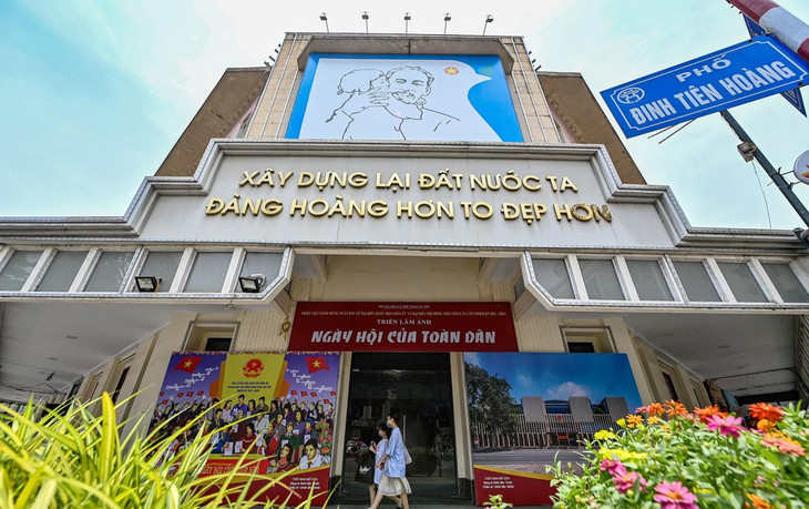 Cuộc bầu cử Quốc hội khoá XV và bầu cử Đại biểu HĐND các cấp nhiệm kỳ 2021 - 2026 là sự kiện chính trị quan trọng của đất nước. Trong ảnh là ngã tư Tràng Tiền - Đinh Tiên Hoàng. Cuộc bầu cử Quốc hội khoá XV và bầu cử Đại biểu HĐND các cấp nhiệm kỳ 2021 - 2026 là sự kiện chính trị quan trọng của đất nước. Trong ảnh là ngã tư Tràng Tiền - Đinh Tiên Hoàng.