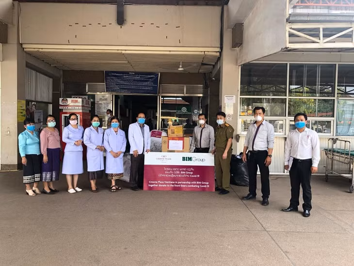Đại diện BIM Group trao quà ủng hộ nước bạn Lào chống dịch Covid-19 năm 2020 Đại diện BIM Group trao quà ủng hộ nước bạn Lào chống dịch Covid-19 năm 2020