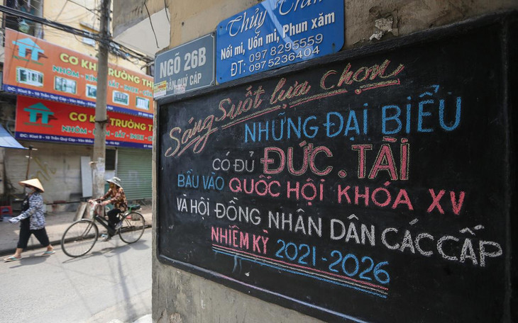 Khẩu hiệu “Sáng suốt lựa chọn những đại biểu có đủ đức, tài bầu vào Quốc hội khoá XV và HĐND các cấp nhiệm kỳ 2021 - 2026” viết bằng phấn màu trên bảng đen đặt ngay đầu ngõ phố Trần Quý Cáp. Khẩu hiệu “Sáng suốt lựa chọn những đại biểu có đủ đức, tài bầu vào Quốc hội khoá XV và HĐND các cấp nhiệm kỳ 2021 - 2026” viết bằng phấn màu trên bảng đen đặt ngay đầu ngõ phố Trần Quý Cáp.