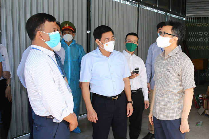 Phó Thủ tướng Vũ Đức Đam đề nghị lãnh đạo tỉnh Bắc Giang phải linh hoạt, sáng tạo, trách nhiệm trong phân loại nguy cơ các đối tượng F1 để cách ly tập trung hay cách ly tại nơi cư trú, thay vì cứ F1 là cách ly tập trung toàn bộ. Ảnh: VGP