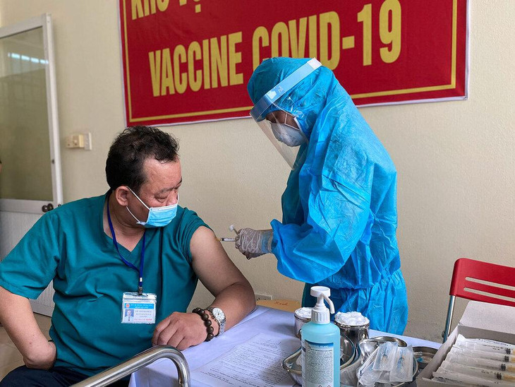 Nhân viên y tế tuyến đầu ở Đà Nẵng đã được tiêm vaccine Covid-19 Nhân viên y tế tuyến đầu ở Đà Nẵng đã được tiêm vaccine Covid-19