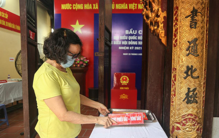 Tại đình Cổ Vũ, điểm khu vực bỏ phiếu số 1 (phường Hàng Gai, quận Hoàn Kiếm), công tác chuẩn bị cho ngày hội toàn dân đã gần như hoàn tất. “Chúng tôi kẻ vạch chỗ ngồi xếp hàng của các cử tri cách nhau 2 m, cử tri bỏ phiếu xong đi ra bằng lối sau của đình. Bên trái đình trong ngày mai sẽ quây bạt dành cho các trường hợp có biểu hiện sốt, ho, khó thở sẽ bỏ phiếu ở đó”, tổ trưởng khu vực bỏ phiếu số 1 cho biết. Tại đình Cổ Vũ, điểm khu vực bỏ phiếu số 1 (phường Hàng Gai, quận Hoàn Kiếm), công tác chuẩn bị cho ngày hội toàn dân đã gần như hoàn tất. “Chúng tôi kẻ vạch chỗ ngồi xếp hàng của các cử tri cách nhau 2 m, cử tri bỏ phiếu xong đi ra bằng lối sau của đình. Bên trái đình trong ngày mai sẽ quây bạt dành cho các trường hợp có biểu hiện sốt, ho, khó thở sẽ bỏ phiếu ở đó”, tổ trưởng khu vực bỏ phiếu số 1 cho biết.