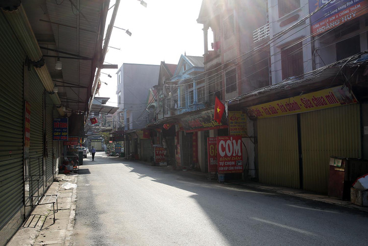 Lãnh đạo xã Quang Châu cho biết, tất cả người dân và công nhân đều chấp hành nghiêm quy định ở trong nhà. Hằng ngày, có tổ đưa lương thực, thực phẩm đến từng nhà. Xã cũng duy trì tổ thanh niên tình nguyện, 2 tổ COVID cộng đồng. Ảnh: VGP