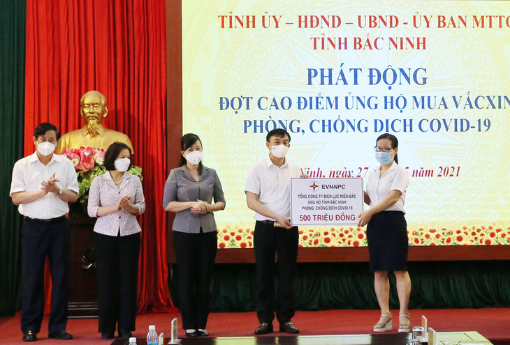Lãnh đạo tỉnh Bắc Ninh tiếp nhận số tiền ủng hộ 500 triệu đồng của Tổng công ty Điện lực miền Bắc do đại diện Công ty Điện lực Bắc Ninh nhận ủy quyền trao tặng