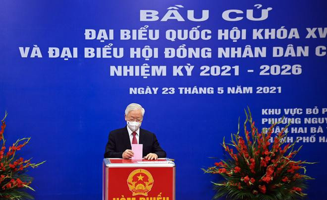 Tổng bí thư Nguyễn Phú Trọng bỏ phiếu tại phường Nguyễn Du, quận Hai Bà Trưng, Hà Nội