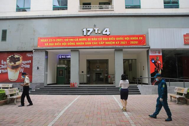 Lực lượng chức năng tiến hành phong tỏa tạm thời tòa chung cư 17T4.