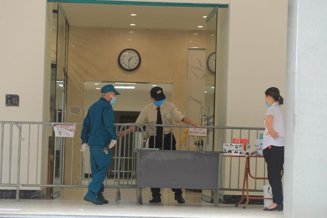 Lực lượng chức năng phong tỏa các &quot;điểm nóng&quot; tại quận Thanh Xuân trong ngày 24/5.