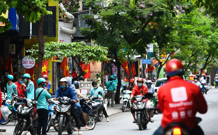 Từ 12h ngày 25/5, Hà Nội tạm dừng hoạt động các cơ sở kinh doanh dịch vụ gồm nhà hàng, cơ sở dịch vụ ăn, uống tại chỗ và chỉ cho phép bán hàng mang về. Trưa nay, nhu cầu đặt đồ ăn online tăng vọt, các shipper hoạt động đông hơn thường lệ.