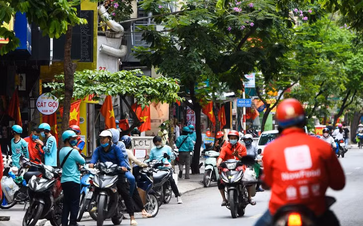 Từ 12h ngày 25/5, Hà Nội tạm dừng hoạt động các cơ sở kinh doanh dịch vụ gồm nhà hàng, cơ sở dịch vụ ăn, uống tại chỗ và chỉ cho phép bán hàng mang về. Trưa nay, nhu cầu đặt đồ ăn online tăng vọt, các shipper hoạt động đông hơn thường lệ. Từ 12h ngày 25/5, Hà Nội tạm dừng hoạt động các cơ sở kinh doanh dịch vụ gồm nhà hàng, cơ sở dịch vụ ăn, uống tại chỗ và chỉ cho phép bán hàng mang về. Trưa nay, nhu cầu đặt đồ ăn online tăng vọt, các shipper hoạt động đông hơn thường lệ.