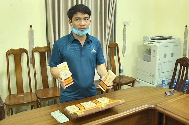 Tiến và số tiền giả dùng để lừa các nạn nhân