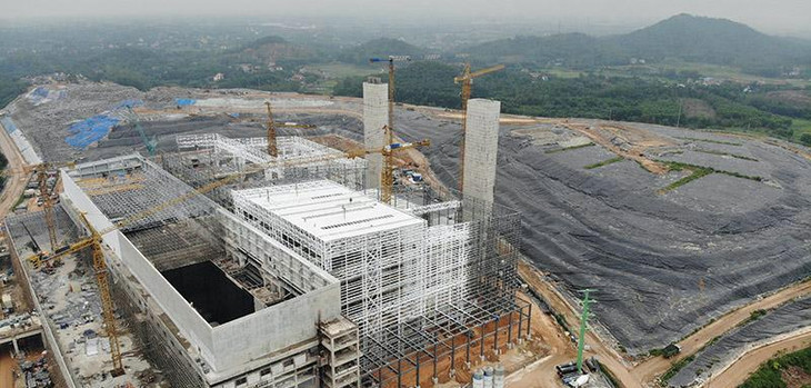 Đến nay, nhà máy chính đã hoàn thành thi công phần kết cấu sàn đổ rác số 1, số 2, lắp đặt các hệ thống lò đốt và hàn nối đường ống, cơ bản hoàn thành lắp đặt lò hơi tận dụng nhiệt và đang khẩn trương lắp đặt thiết bị.