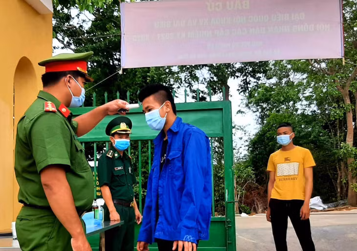 Kiểm tra thân nhiệt và thực hiện vệ sinh y tế