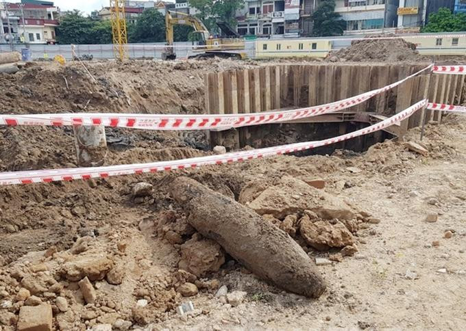Quả bom dài gần một mét vẫn đang nằm tại công trường xây dựng Trung tâm Thương mại tại Hải Dương