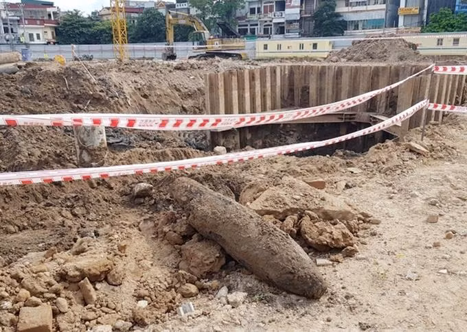 Quả bom dài gần một mét vẫn đang nằm tại công trường xây dựng Trung tâm Thương mại tại Hải Dương