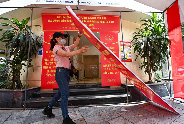 Cán bộ phường Hàng Mã đang tất bật trang trí băng rôn, biểu ngữ tại điểm bỏ phiếu số 2 của phường Hàng Mã (quận Hoàn Kiếm, Hà Nội). Địa bàn phường này có 8 điểm bỏ phiếu, trong đó có tới 5 điểm phải lắp đặt bằng nhà bạt ngoài trời nên mất khá nhiều thời gian. Cán bộ phường Hàng Mã đang tất bật trang trí băng rôn, biểu ngữ tại điểm bỏ phiếu số 2 của phường Hàng Mã (quận Hoàn Kiếm, Hà Nội). Địa bàn phường này có 8 điểm bỏ phiếu, trong đó có tới 5 điểm phải lắp đặt bằng nhà bạt ngoài trời nên mất khá nhiều thời gian.