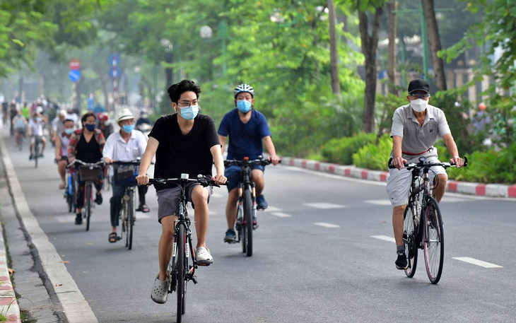 Cảnh tương tự tại đường Thanh Niên, ven hồ Tây lúc 6h45.