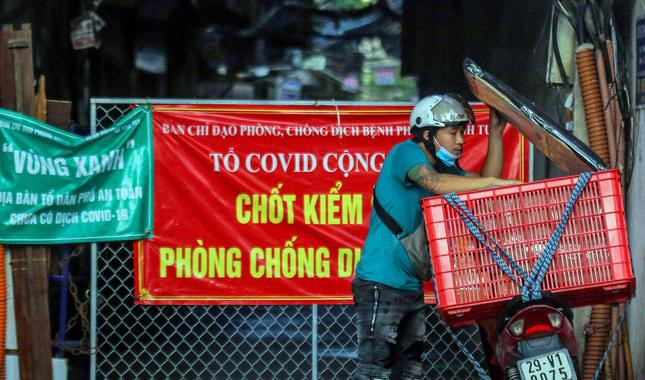 Rào chắn kiên cố tại một ngõ trên phố Kim Ngưu (quận Hai Bà Trưng, Hà Nội), shipper giao hàng qua rào. Rào chắn kiên cố tại một ngõ trên phố Kim Ngưu (quận Hai Bà Trưng, Hà Nội), shipper giao hàng qua rào.